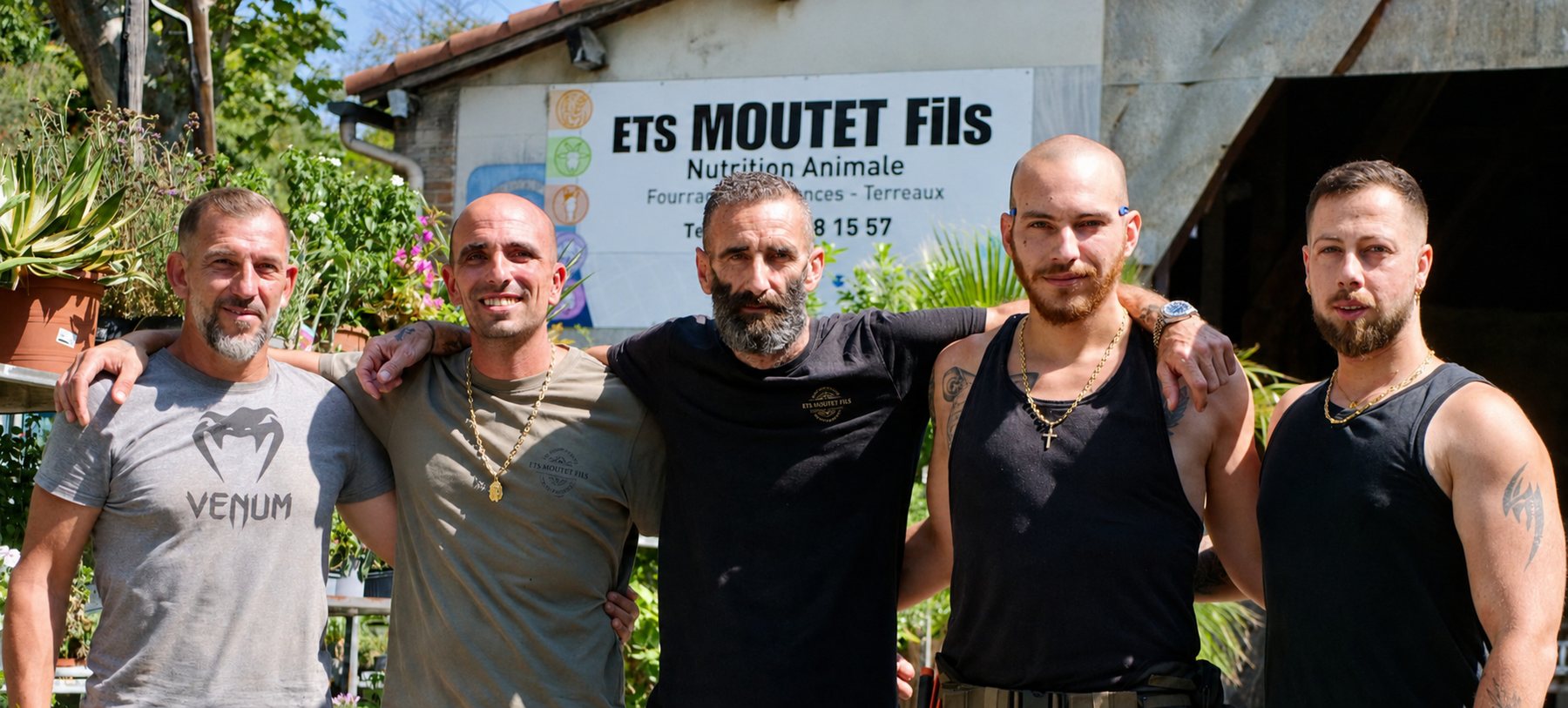 L'équipe des Ets Moutet Fils devant l'enseigne, à la Croix-Rouge